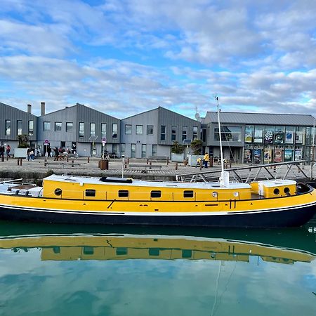 Une Peniche Dans Le Bassin A Flot Du Vieux Port Ла-Рошель Экстерьер фото