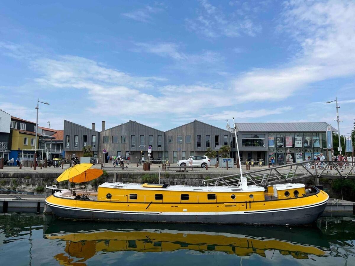 Une Peniche Dans Le Bassin A Flot Du Vieux Port Ла-Рошель Экстерьер фото