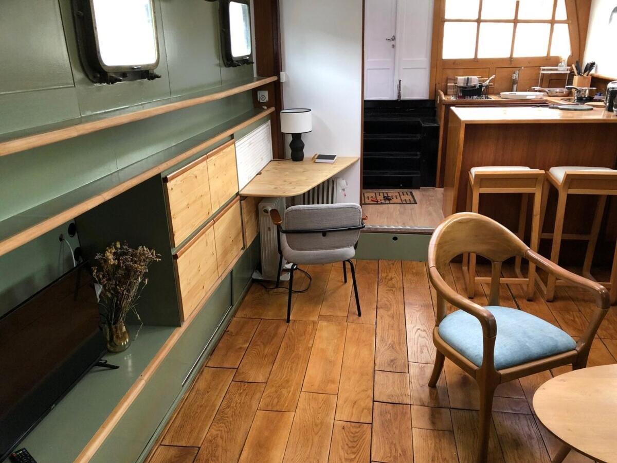 Une Peniche Dans Le Bassin A Flot Du Vieux Port Ла-Рошель Экстерьер фото